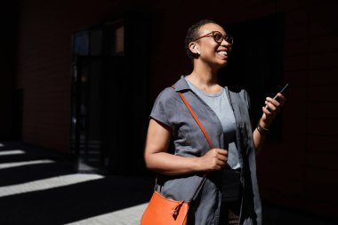 Dışarıda telefonla konuşan bir kadın.