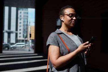 Telefonda mesaj okuyan bir kadın.