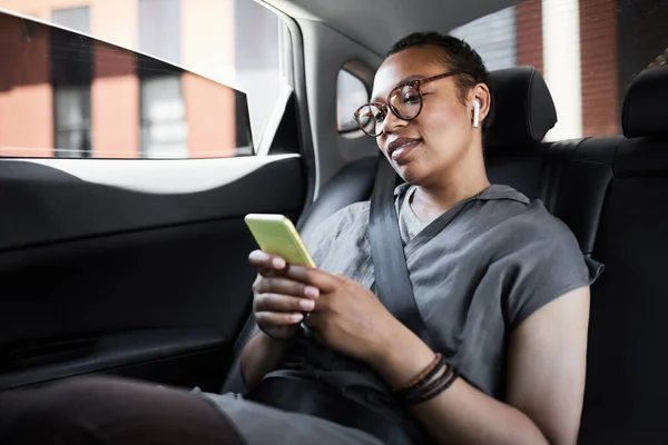 Mobiltelefont használó nő az autóban — Stock Fotó