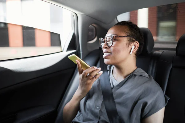 Egy nő beszél telefonon a kocsiban. — Stock Fotó