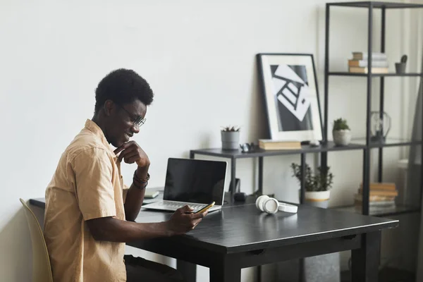 Homme lisant un message au téléphone — Photo