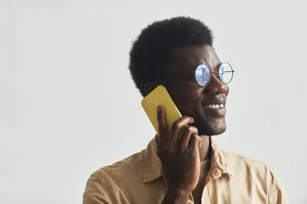 Hombre africano hablando por teléfono móvil — Foto de Stock