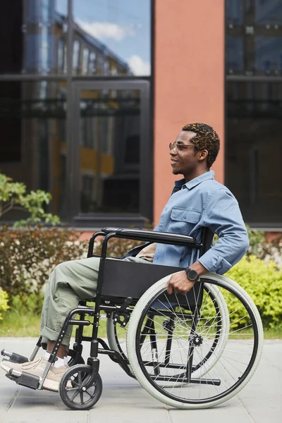 Lächelnder afroamerikanischer Behinderter — Stockfoto