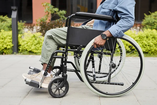 Im Rollstuhl nicht wiederzuerkennen — Stockfoto