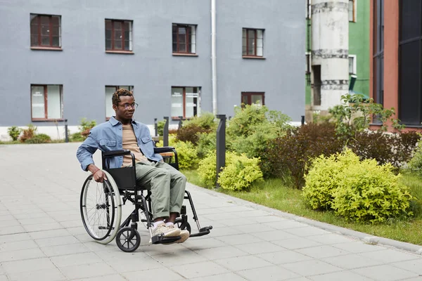 Behinderter Mann im Freien — Stockfoto