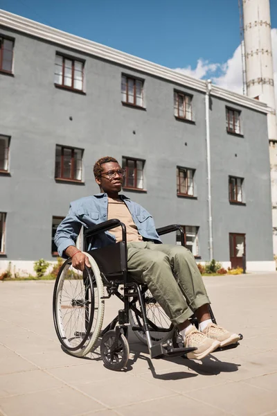 Depressiver Afroamerikaner im Rollstuhl — Stockfoto