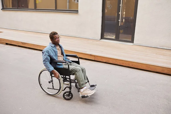 Afroamerikaner im Rollstuhl auf Spaziergang — Stockfoto