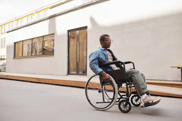 Schwerbehinderter Mann im Rollstuhl — Stockfoto
