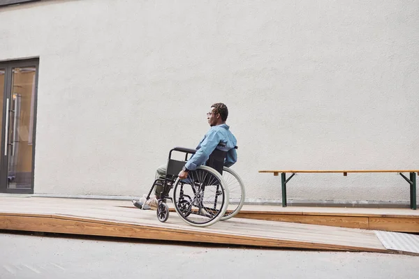 Maison avec rampe pour fauteuil roulant — Photo