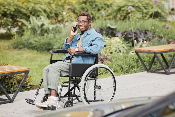 Boldog fogyatékos férfi beszél telefonon — Stock Fotó
