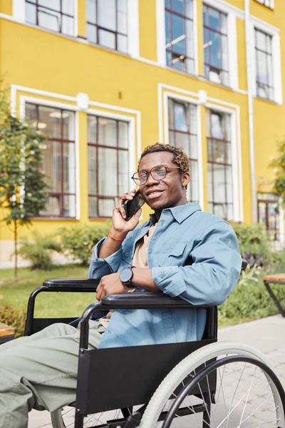 Porträt eines behinderten Mannes, der telefoniert — Stockfoto