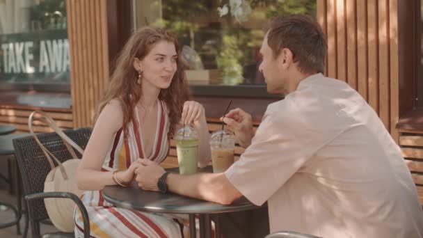 Средний Возраст Молодой Кавказской Женщины Сидящей Столом Кафе Открытом Воздухе — стоковое видео