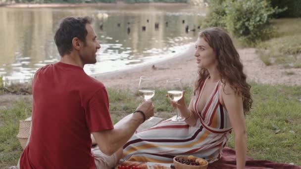 Média Longa Mulher Caucasiana Feliz Homem Sentado Chão Parque Verão — Vídeo de Stock