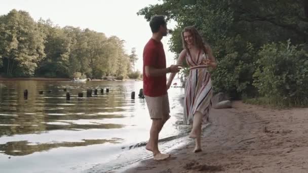 Ampie Foto Donna Caucasica Amorevole Uomo Che Tiene Mano Passeggiando — Video Stock