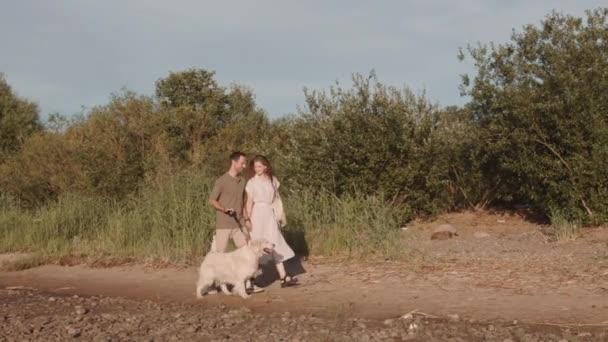 Extrémní Dlouhá Stopa Krásné Kavkazské Heterosexuální Dvojice Držící Ruce Kráčející — Stock video