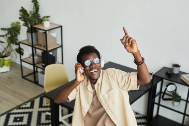 Telefonda konuşan mutlu adam.