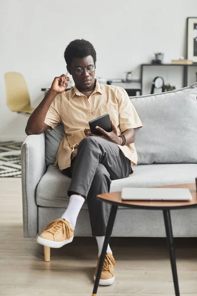 Hombre descansando en casa con la tableta PC — Foto de Stock