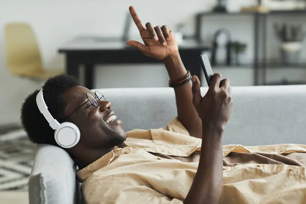 Mann spricht auf Video im Internet — Stockfoto