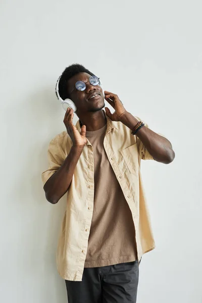 Afrikaanse man in draadloze hoofdtelefoon — Stockfoto