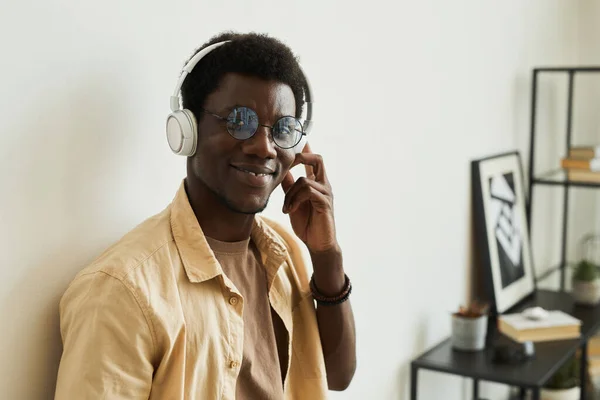 Afrikaanse man die naar muziek luistert — Stockfoto