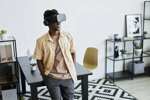 Zakenman in VR bril aan het werk op kantoor — Stockfoto