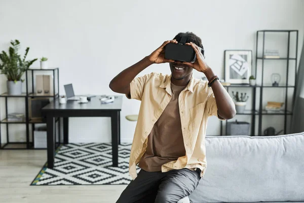 Człowiek w okularach VR dobrze się bawi — Zdjęcie stockowe