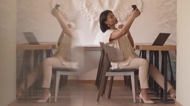 Foto Completa Joven Mujer Moderna Sentada Mesa Restaurante Solo Tomando — Vídeos de Stock