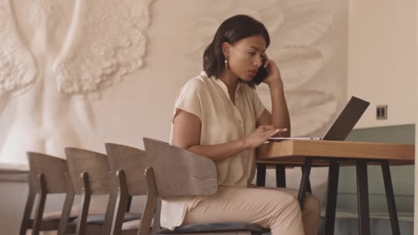 Средний Длинный Вид Сбоку Молодой Современной Женщины Сидящей Столом Ресторане — стоковое видео