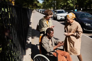 Aletleri olan çok ırklı arkadaşlar