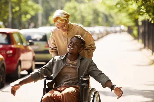 Pozytywny niepełnosprawny czat z przyjacielem — Zdjęcie stockowe
