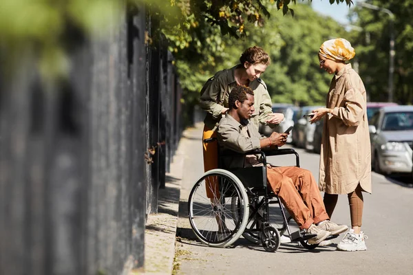 Behinderter Mann zeigt Video in sozialen Medien — Stockfoto