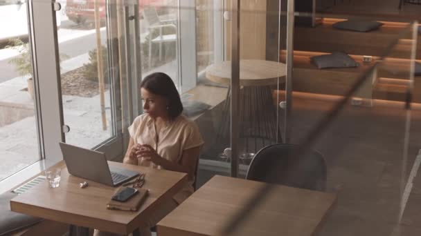 Hoge Hoek Van Jonge Mixed Race Intelligente Vrouw Zitten Aan — Stockvideo