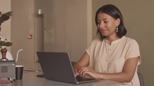 Taille Van Donkerharige Vrouwelijke Freelancer Video Bellen Laptop Computer Zwaaien — Stockvideo