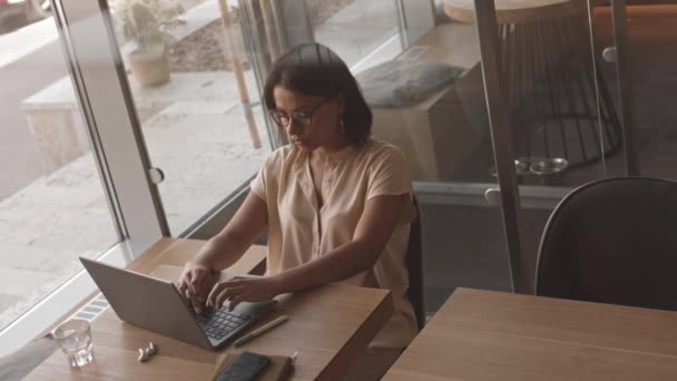 Junge Intelligente Frau Mit Gemischter Rasse Sitzt Einem Tisch Café — Stockvideo