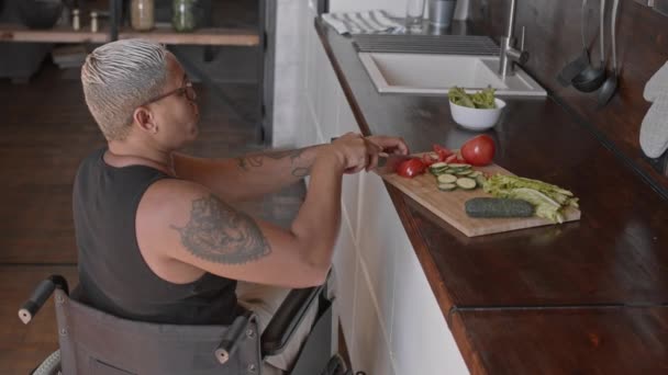 Hoge Hoek Van Kortharige Vrouw Rolstoel Snijden Tomaten Komkommers Salade — Stockvideo