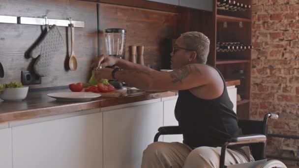 Média Longa Mulher Cabelos Curtos Cadeira Rodas Fazendo Salada Cozinha — Vídeo de Stock