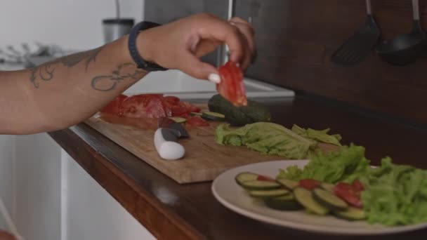 Beskuren Oigenkännlig Person Rullstol Gör Sallad Och Tar Med Sig — Stockvideo