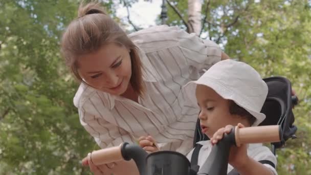 Medio Primer Plano Lindo Niño Usando Sombrero Panama Sentado Cochecito — Vídeos de Stock