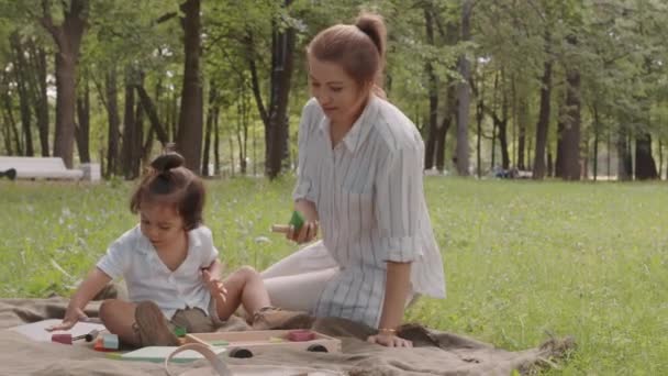 Mujer Joven Lindo Hijo Pequeño Sentado Hierba Parque Día Verano — Vídeos de Stock