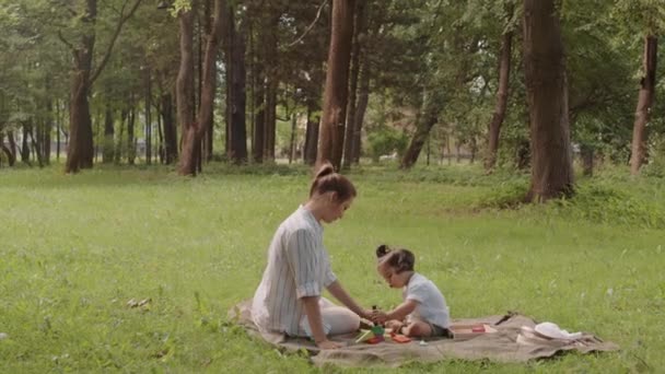 Weite Aufnahme Von Fröhlicher Mutter Und Kleinkind Beim Spielen Auf — Stockvideo
