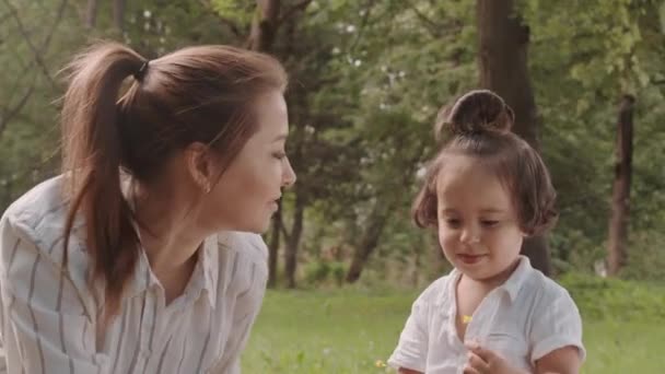 Mediana Toma Feliz Joven Mujer Lindo Hijo Disfrutando Naturaleza Verano — Vídeos de Stock