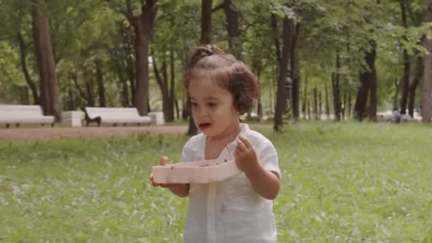 中镜头可爱的小男孩棕色卷发吃甜樱桃花时间与妈妈在户外公园 — 图库视频影像