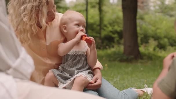 Mittlere Nahaufnahme Von Zwei Niedlichen Kleinkindern Die Sommer Mit Müttern — Stockvideo