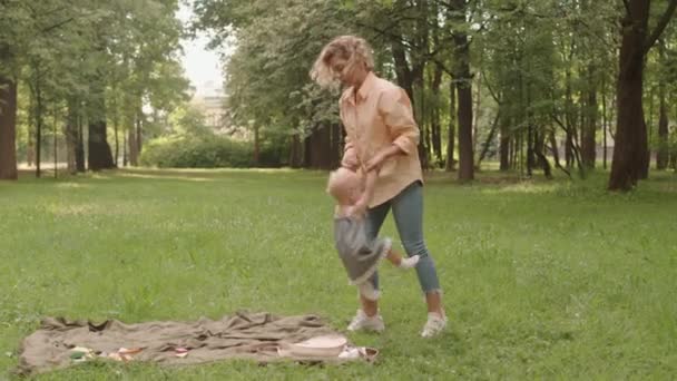 Full Shot Happy Woman Holding Her Cute Toddler Daughter Hands — Stock videók