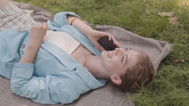 Medium Long Blue Eyed Caucasian Woman Lying Blanket Top Green — Stok video
