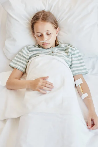 Menina dormindo na cama do hospital — Fotografia de Stock