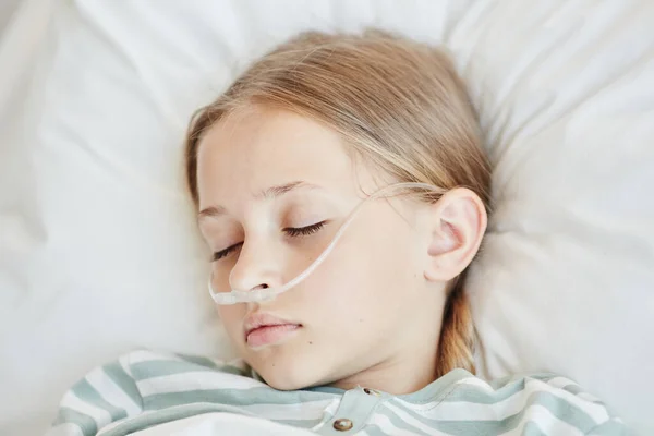 Mädchen schläft im Krankenhaus — Stockfoto
