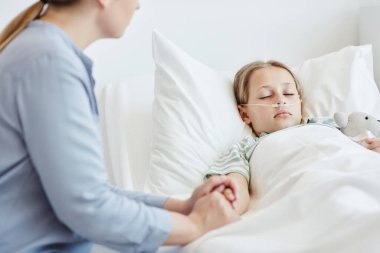 Hastanede Çocuğa Anne Bakımı