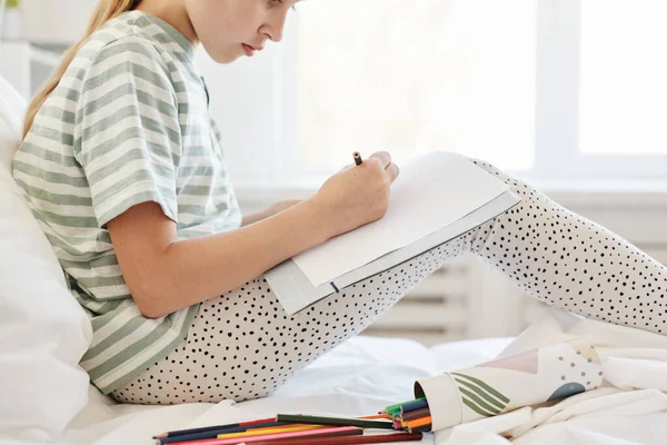 Girl Drawing Side View — Stock Photo, Image