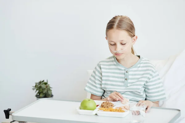 Girl Eating Lunch in Hospital Room — Stock Photo, Image